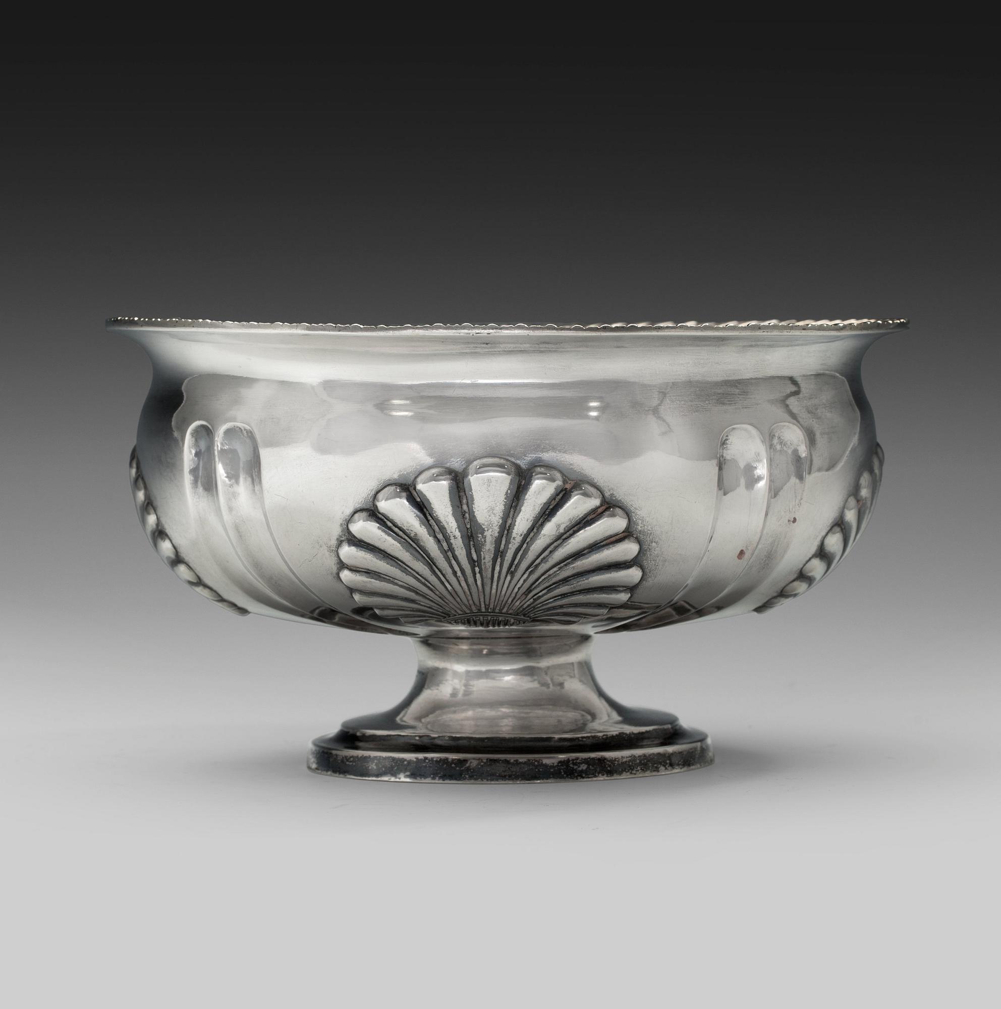 A BOWL, 84 silver. A. Jaschinov St. Petersburg 1818-26. Height 10 cm. Diameter 18 cm. Weight 433 g.