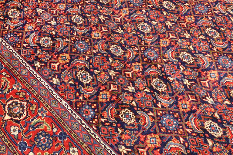 A Sarouk carpet, c. 406 x 302 cm.