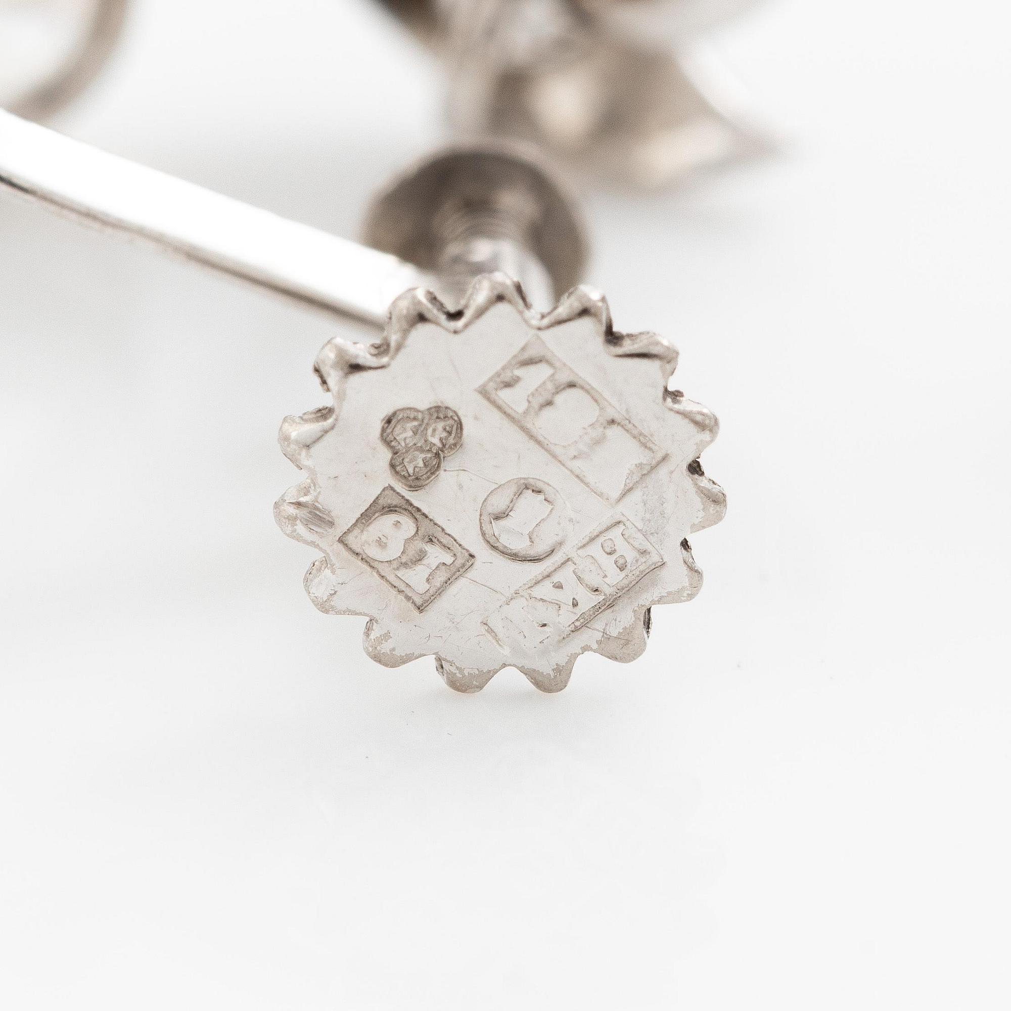 Ett par örhängen 18K vitguld med runda briljantslipade diamanter.