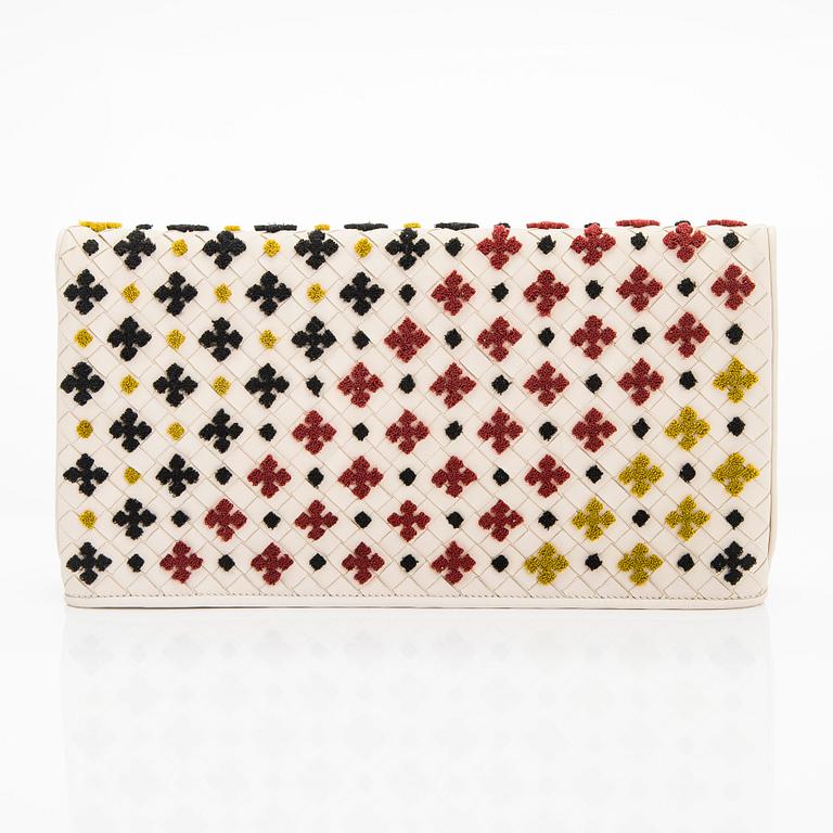 Bottega Veneta, a clutch.