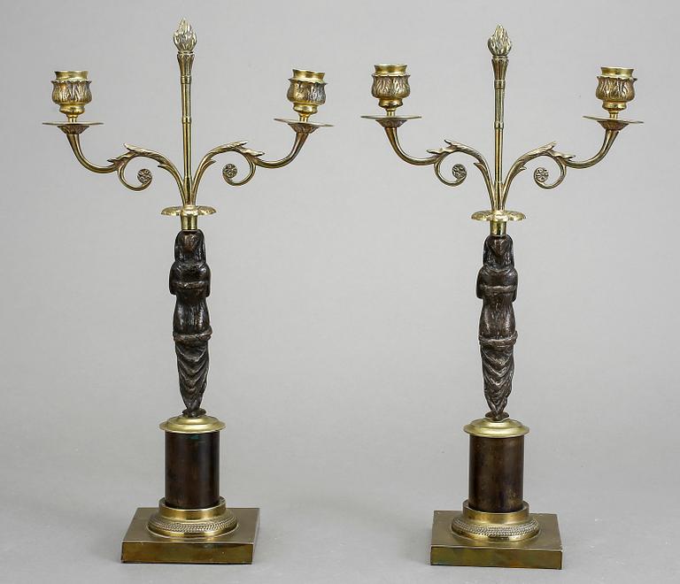 KANDELABRAR, ett par, mässing och patinerad metall, empirestil, 1800-/1900-tal.