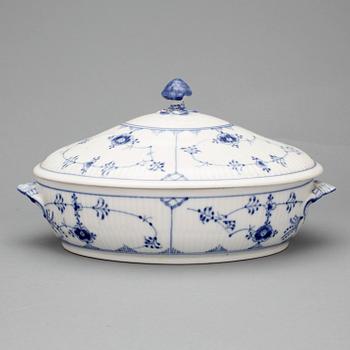 MATSERVIS, 74 delar. Porslin. Musselmalet. Royal Copenhagen.