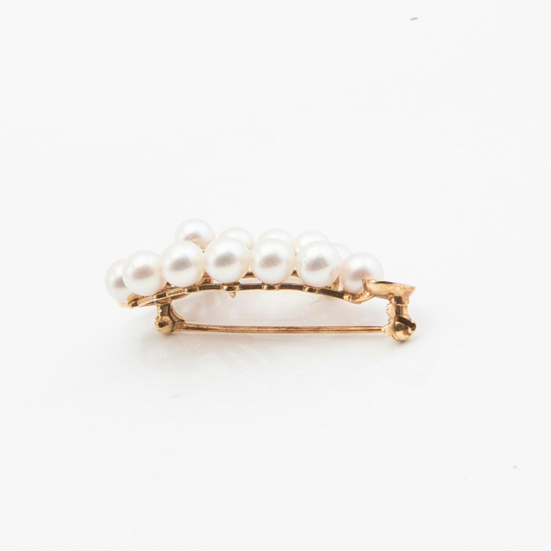 Brooch Mikimoto, 14K gold with cultured pearls.