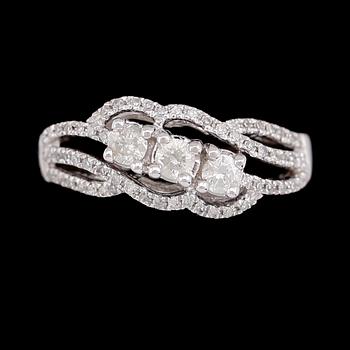 RING, 10 k vitguld, briljantslipade diamanter tot 0.50 ct.