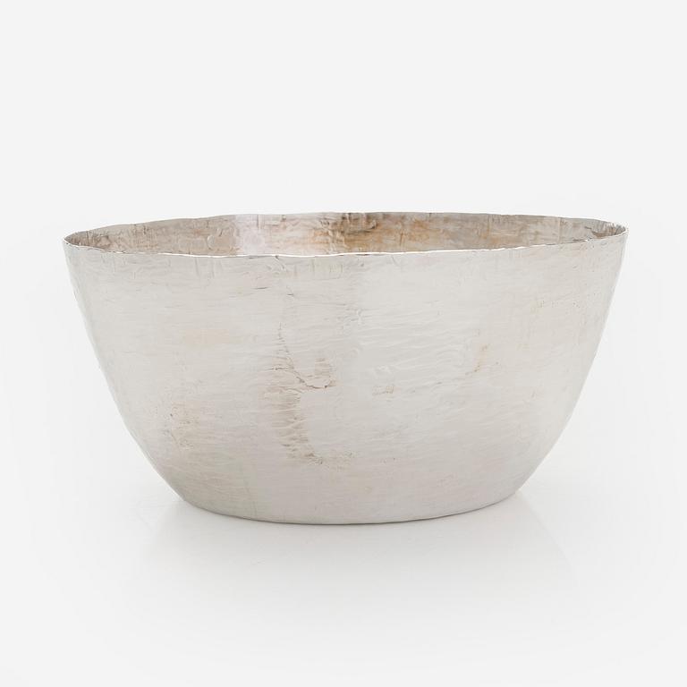 Tapio Wirkkala, malja ja pikareita 2 kpl, sterlinghopeaa, Kultakeskus Hämeenlinna, 1970, 1974 ja 1979.