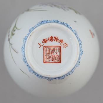 An Chinese eggshell porcelain vase, 1980/90s.