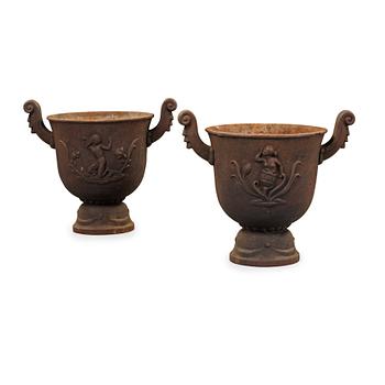 534. A pair of Ivar Johnsson 'Faun' cast iron urns, Näfveqvarns Bruk.