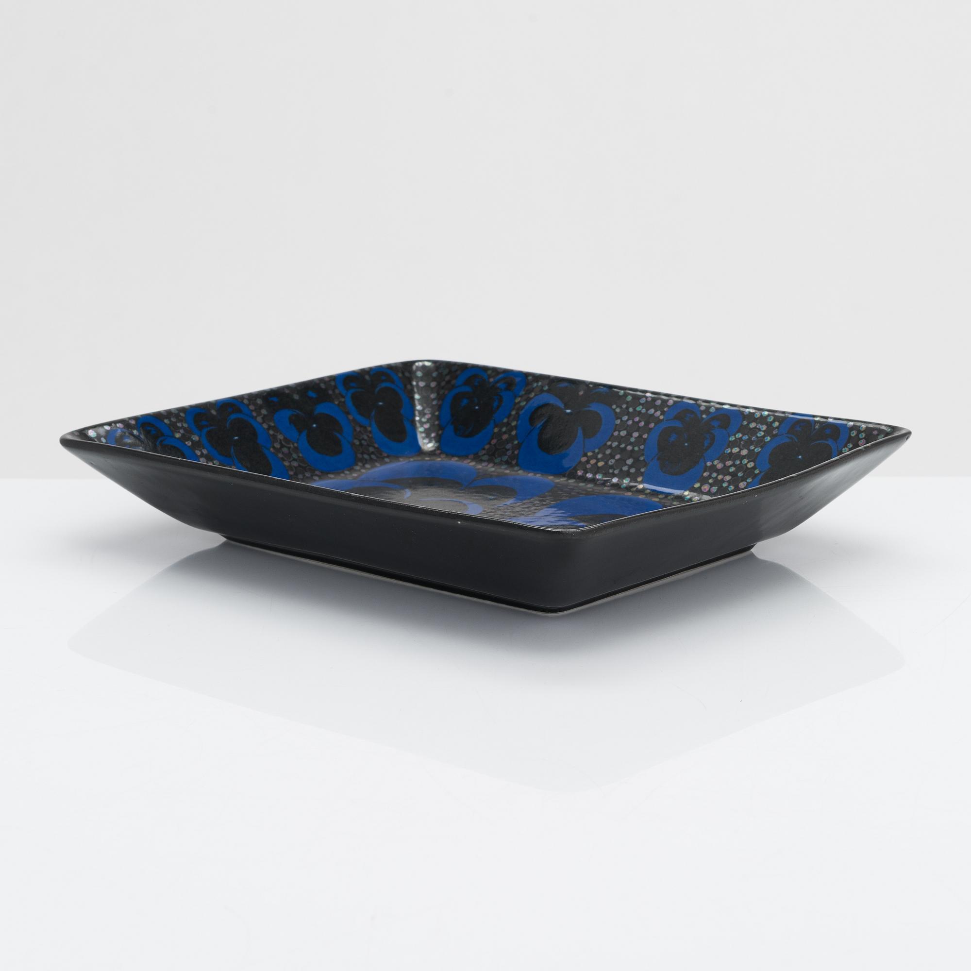 Birger Kaipiainen, a porcelain dish. Marked Birger Kaipiainen, Stockmann 125, Arabia Finland 98/200.