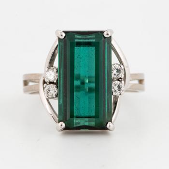 Green tourmalien and brilliant-cut diamond.