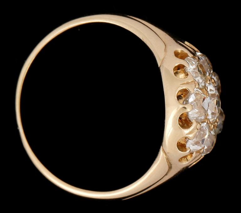 RING, 18k guld med gammalslipade diamanter totalt ca 1.50 ct. Stockholm. Vikt 7g.