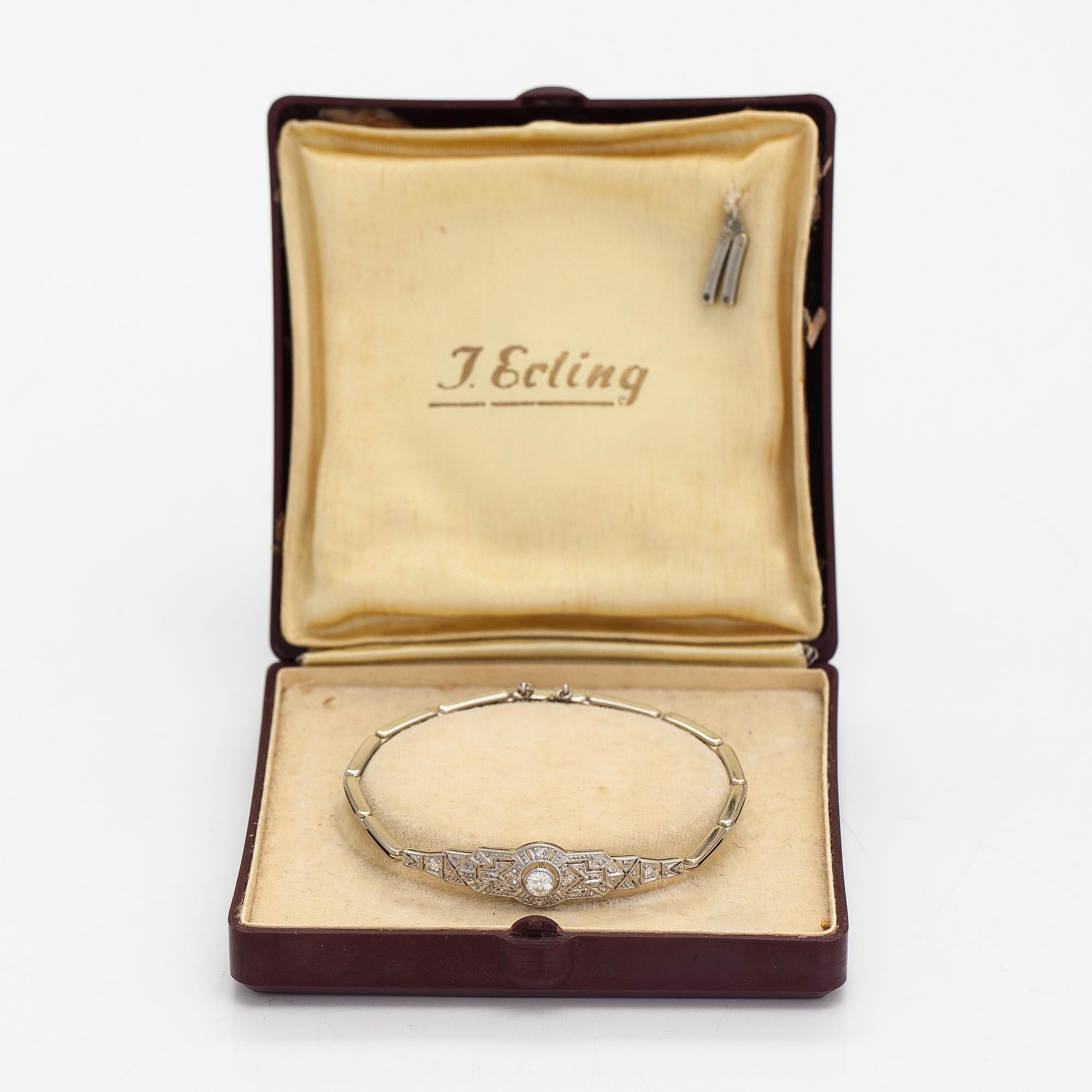 An 18K white gold bracelet with diamonds ca. 0.20 ct in total. A.R.Weckman, Helsinki 1939.