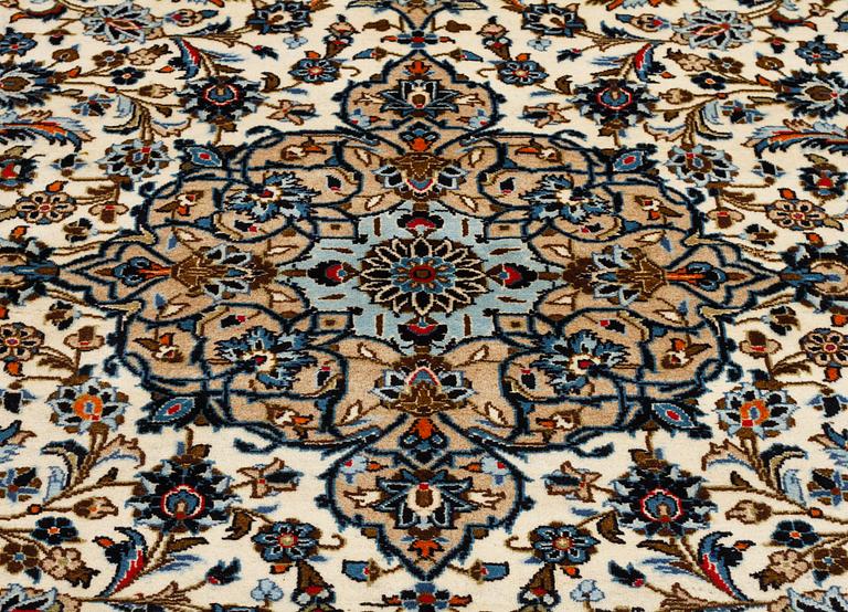 A KESHAN RUG, 295 x 197 cm.