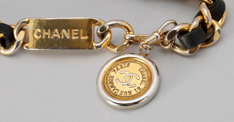 A golden chainbelt by Chanel.