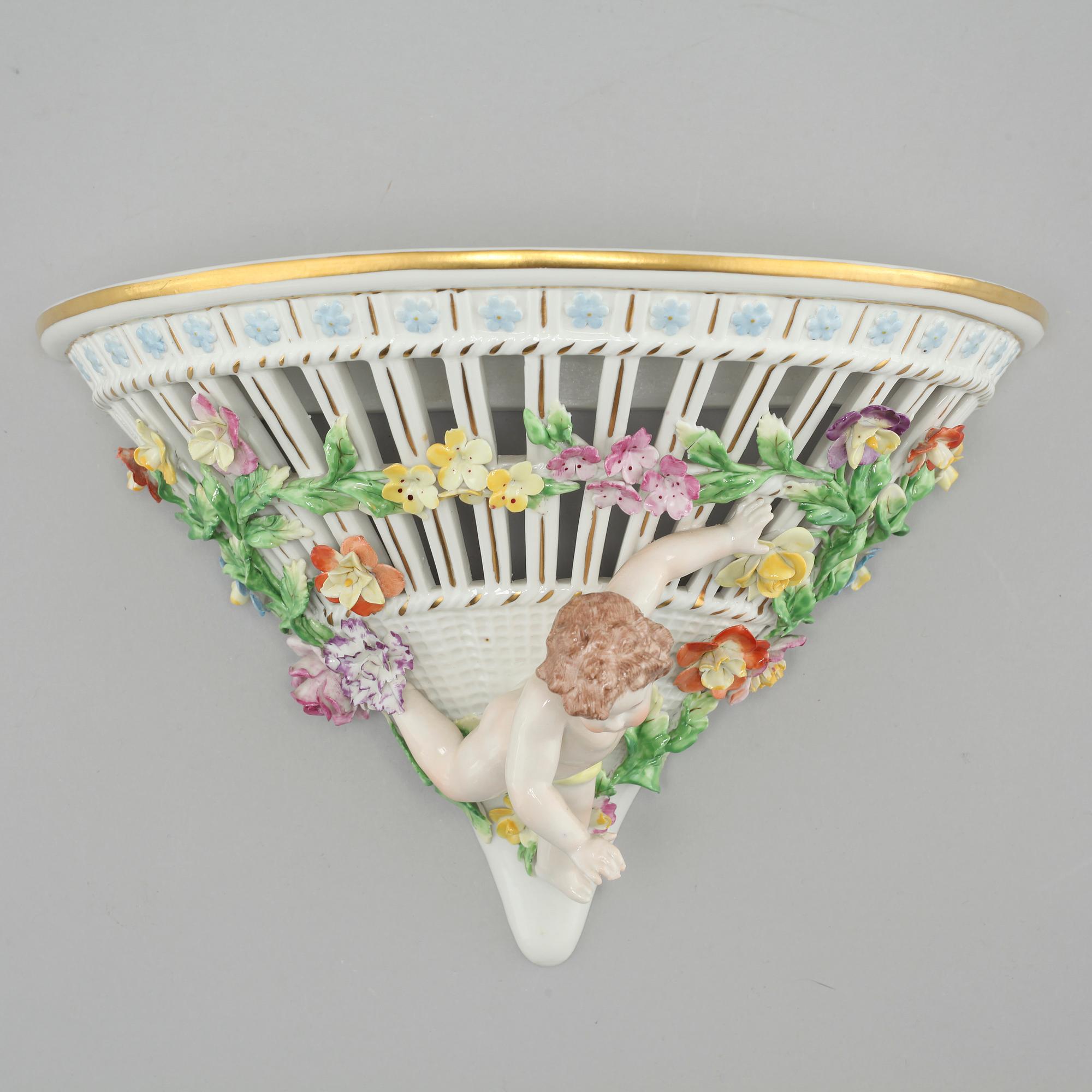 A porcealin shelf, probably from Dresden, first half of the 20th century.