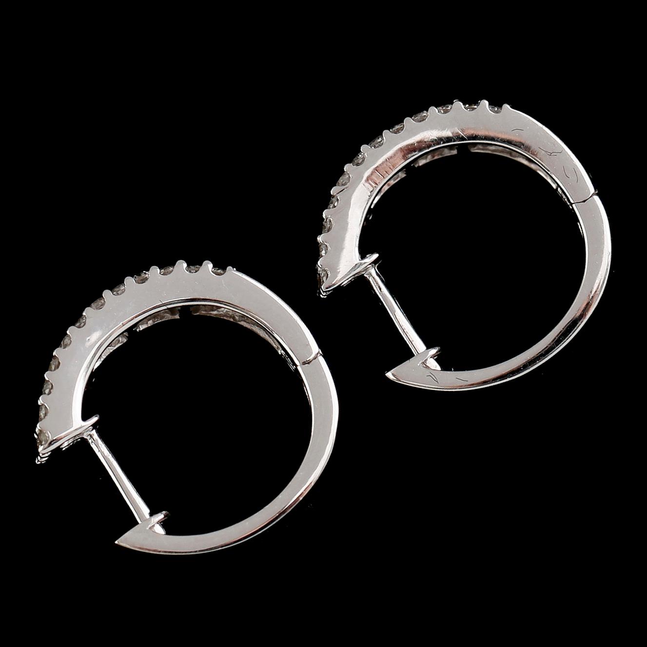 ÖRHÄNGEN, 1 par, 18 k guld, briljant och baguetteslipade diamanter tot ca 0.67 ct.