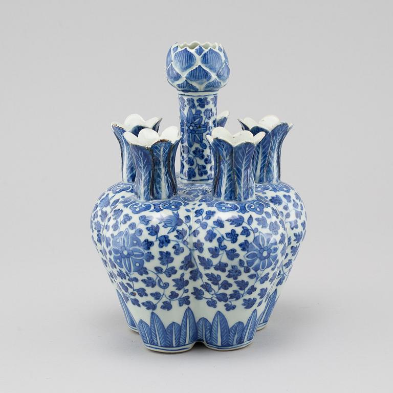 A 19th century Chinese porcelain tulip vase.