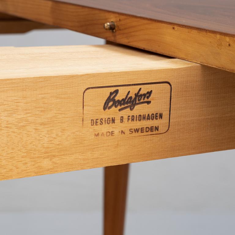 A walnut dining table by Bertil Fridhagen, Bodafors, 1960's.