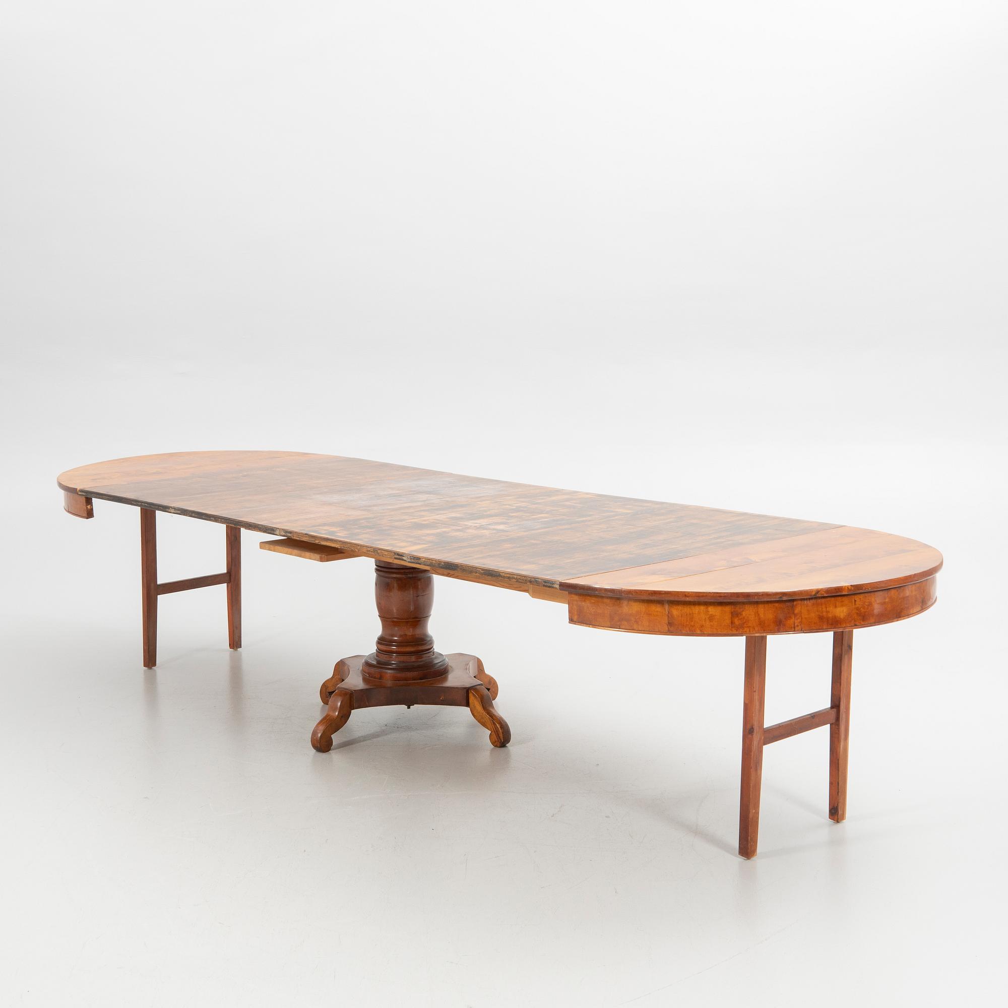 Dining table, Empire style, first half of the 20th century.