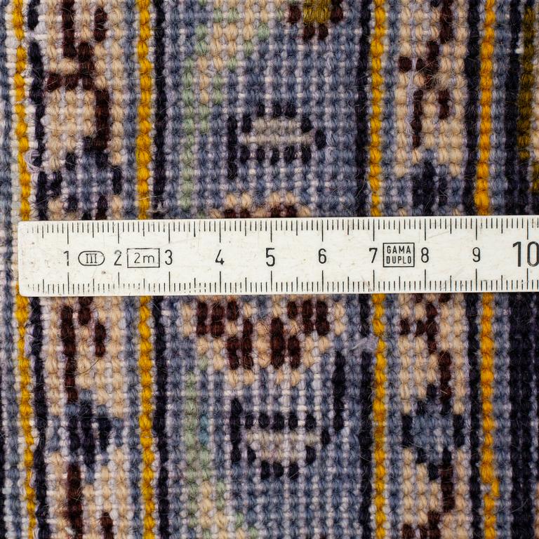 A CARPET, Kashan, ca 372 x 258 cm.