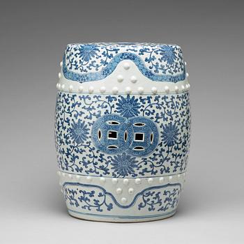 955. A blue and white garden seat, Qing dynasty, 19th Century.