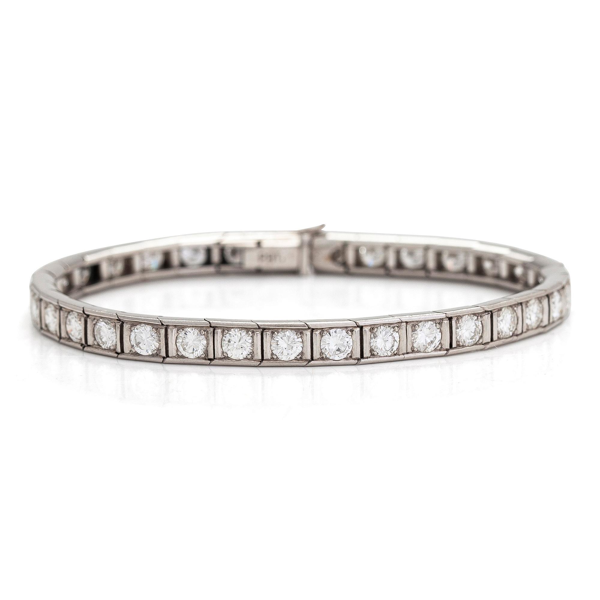 Tennisarmband, platina med briljantslipade diamanter totalt ca 5.61 ct. Med intyg.