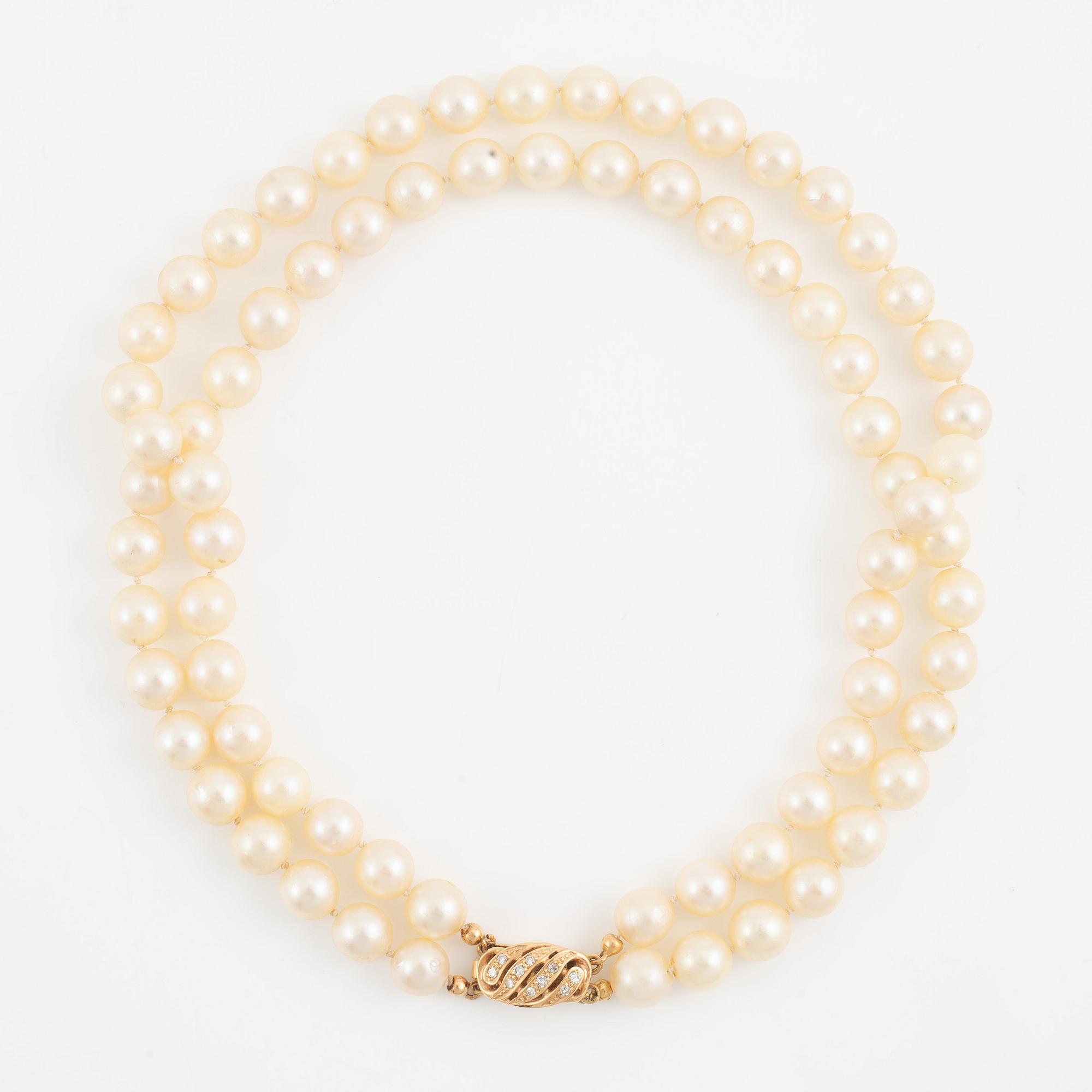 Necklace of two strands of cultured pearls, clasp with 18K gold lock set with eight-cut diamonds.