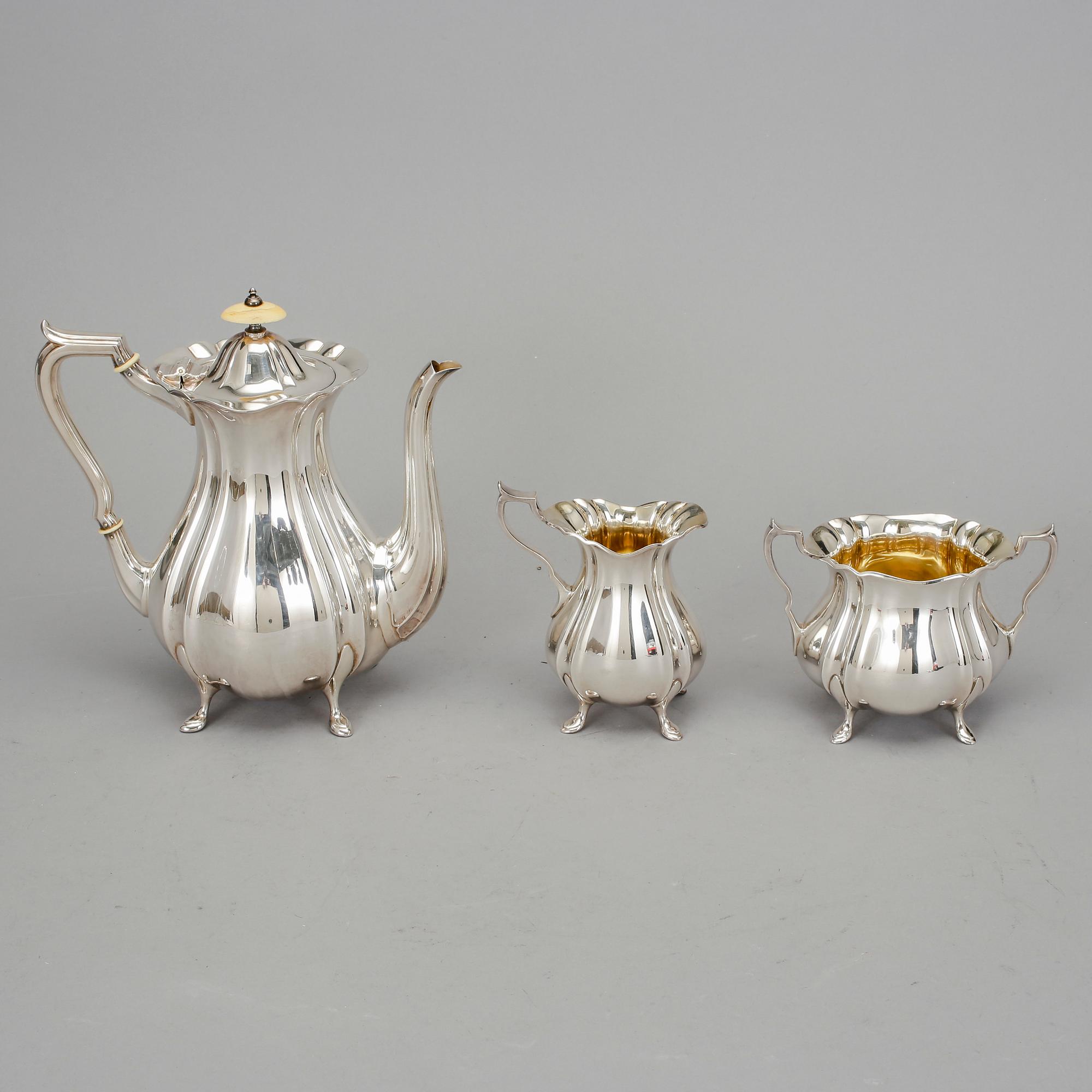 KAFFESERVIS, 3 delar. Silver. Guldsmedsaktiebolaget GAB, Stockholm 1925. Total vikt ca 1065 gram.