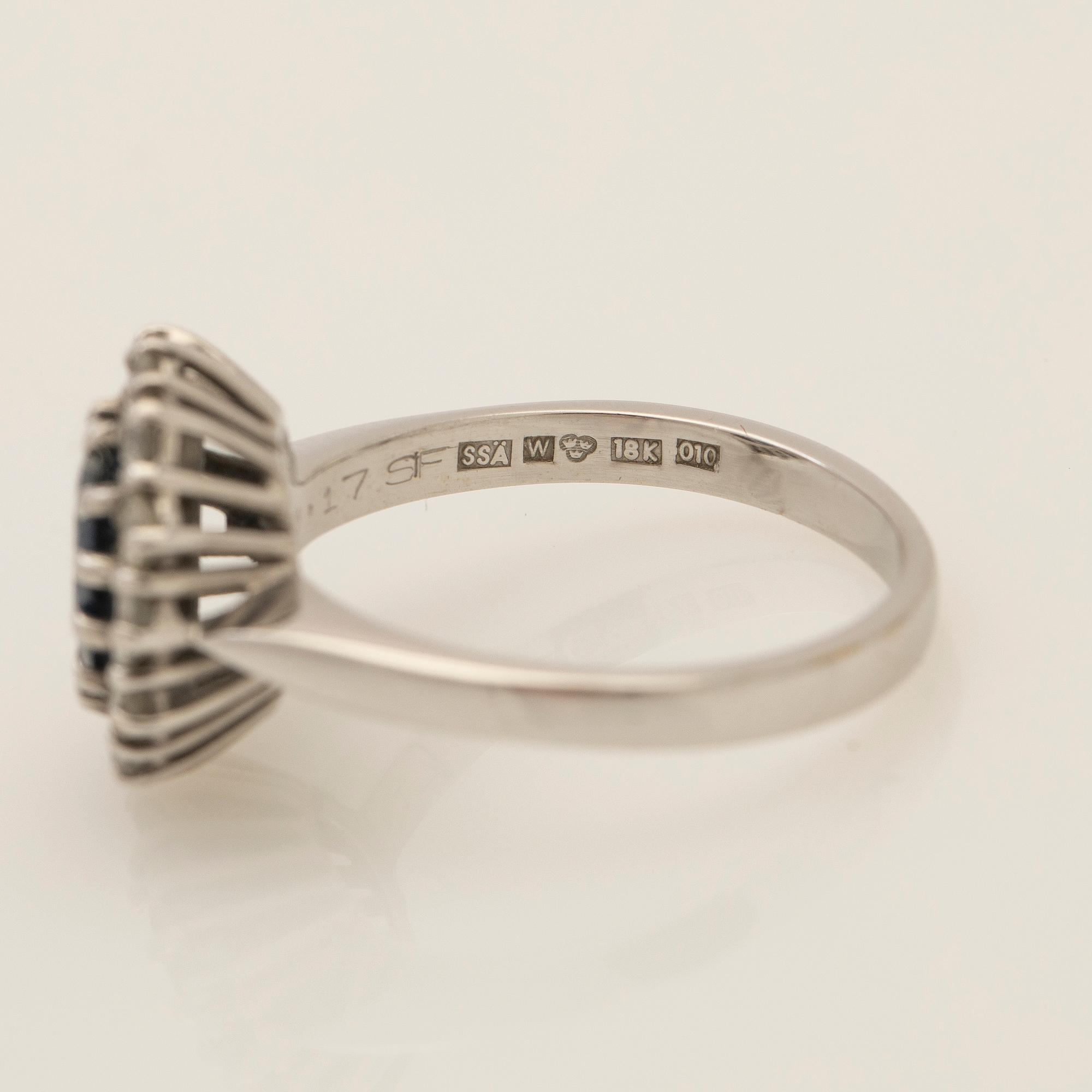 Ring, 18k vitguld med briljantslipade diamanter och safir.