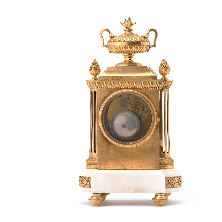 BORDSPENDYL. Parisarbete, omkring år 1780, Louis XVI.
