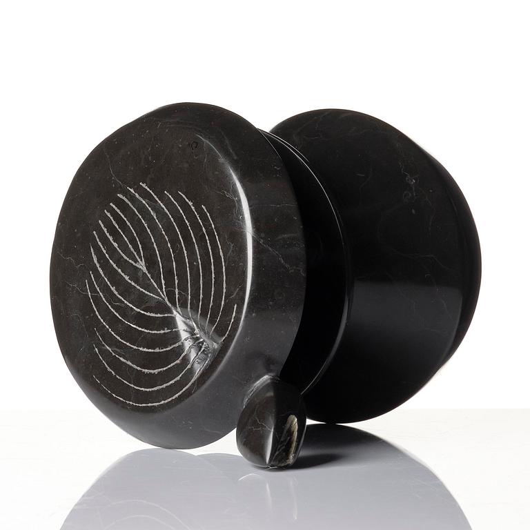 Max Ernst, "Petite torture sur socle rond".