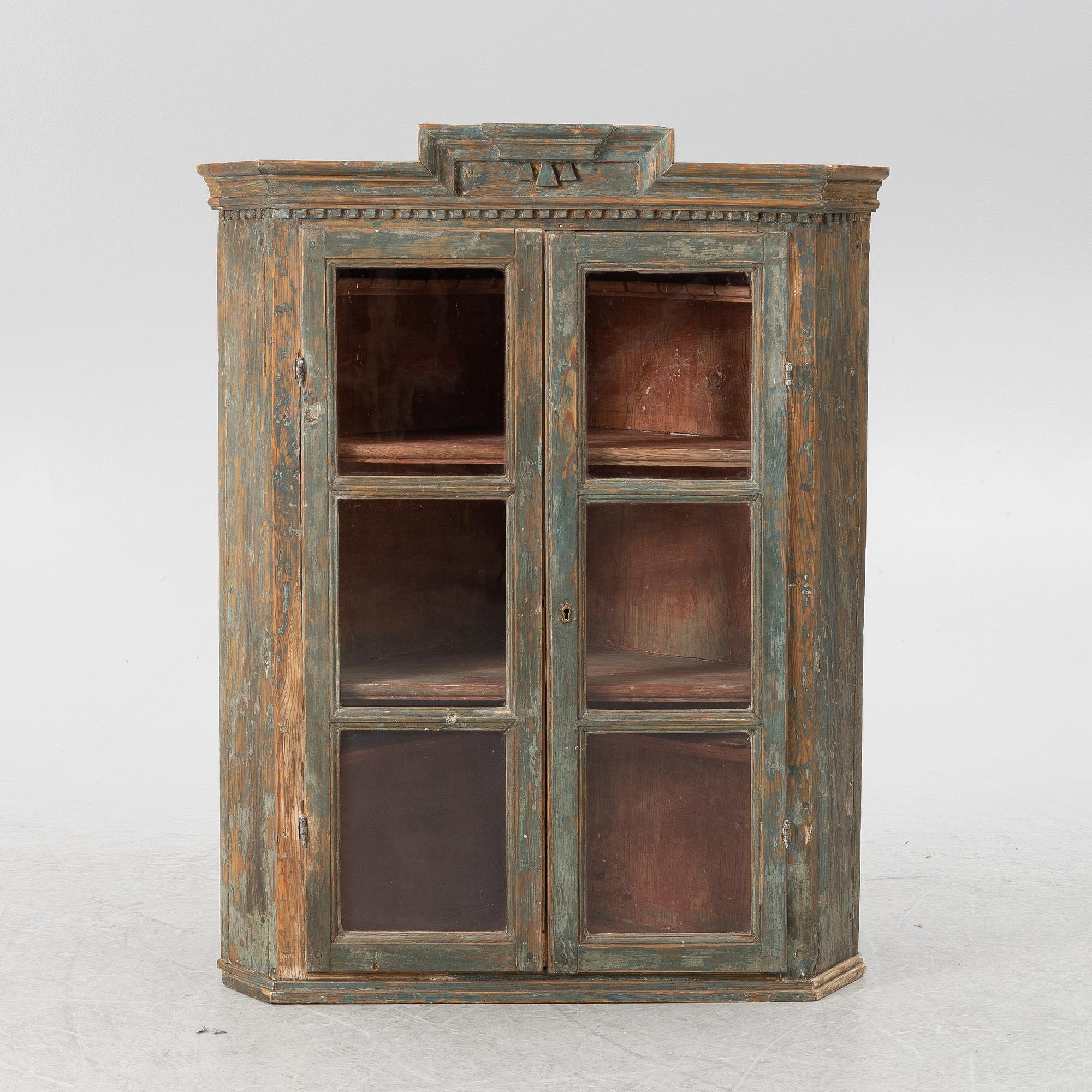 Corner cupboard/wall cabinet 18th century.