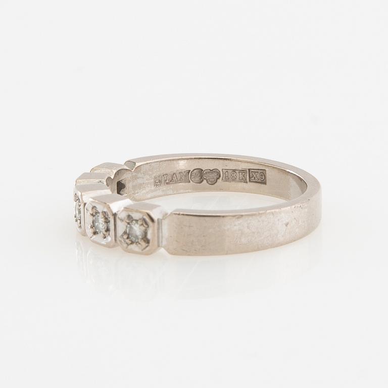 Ring halvallians 18K vitguld med runda briljantslipade diamanter.