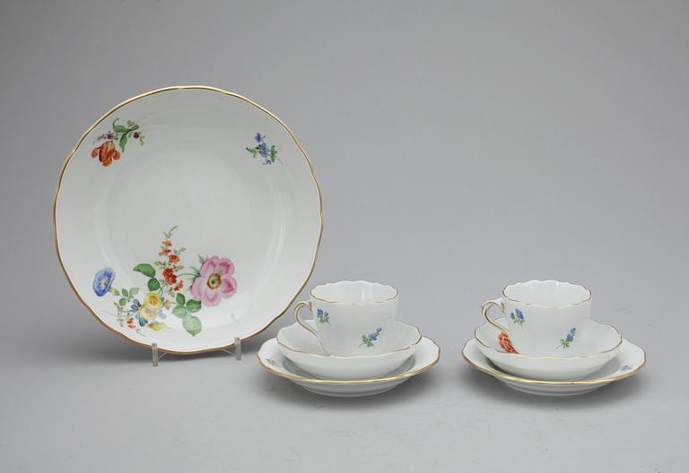 KAFFEKOPPAR MED FAT 2 st SAMT SKÅLFAT, samt FAT, porslin, Meissen, 1900-talets andra hälft.