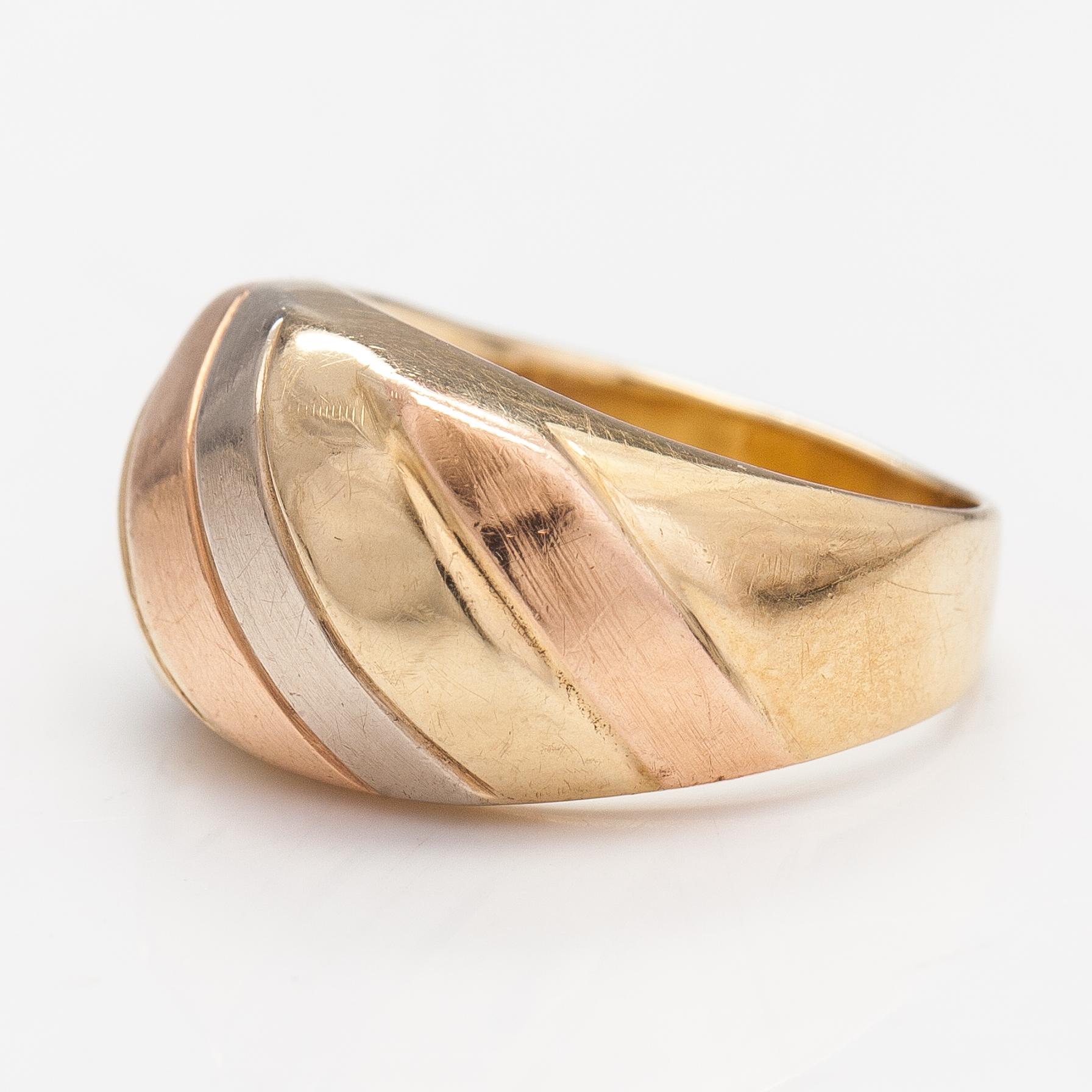 A ring and a pari of earrings made of 14K gold.