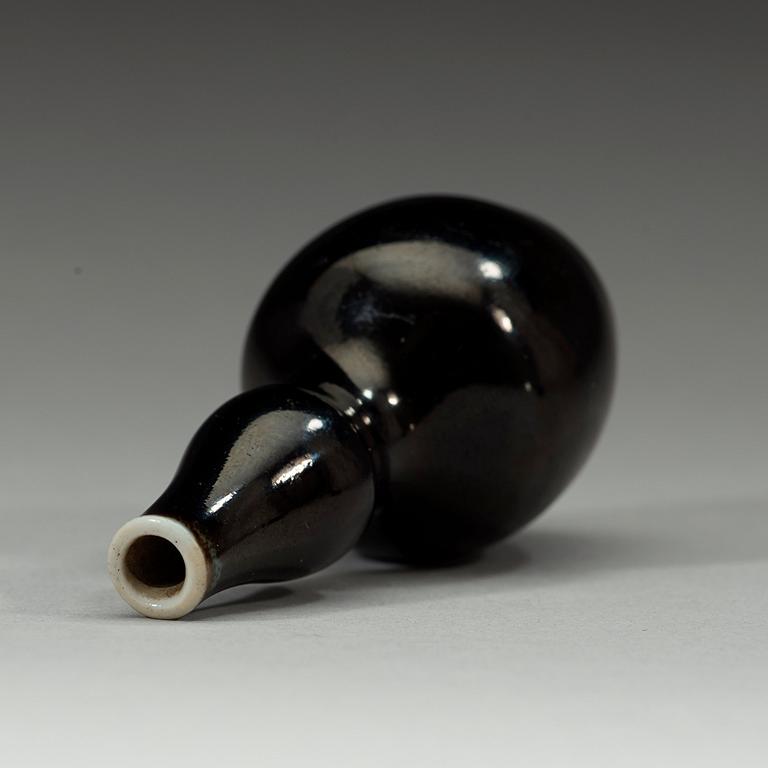 A black-glazed double gourd vase, Qing dynasty, 19th century.