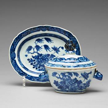 938. A blue and white butter tureen with cover and stand, Qing dynasty, Qianlong (1736-95).