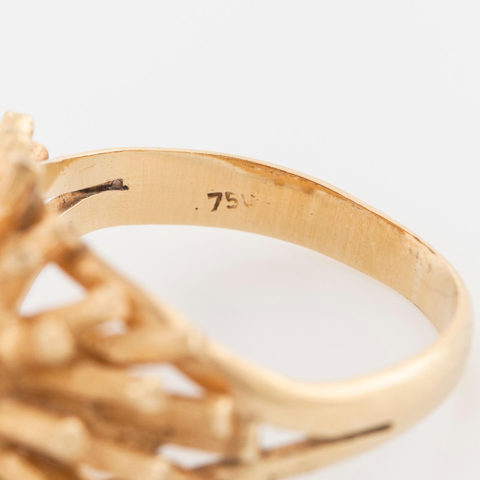 RING, med tre fasettslipade smaragder.
