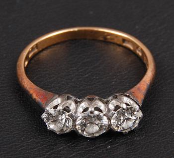 RING, 3 gammalslipade diamater ca 0.55 ct samt 18 K guld.