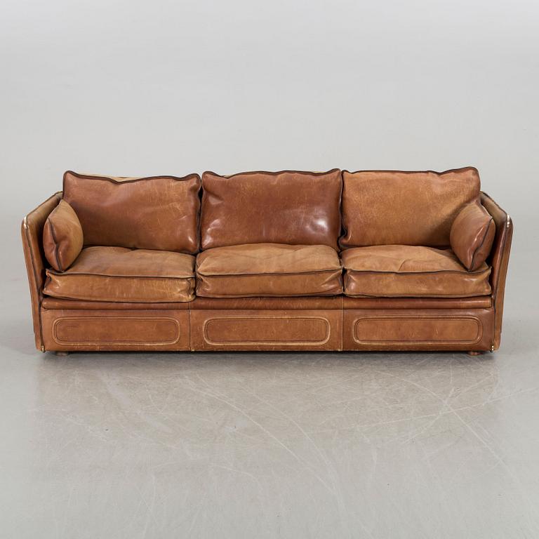 A ROCHE BOBOIS LEATHER SOFA, 1960/70's.