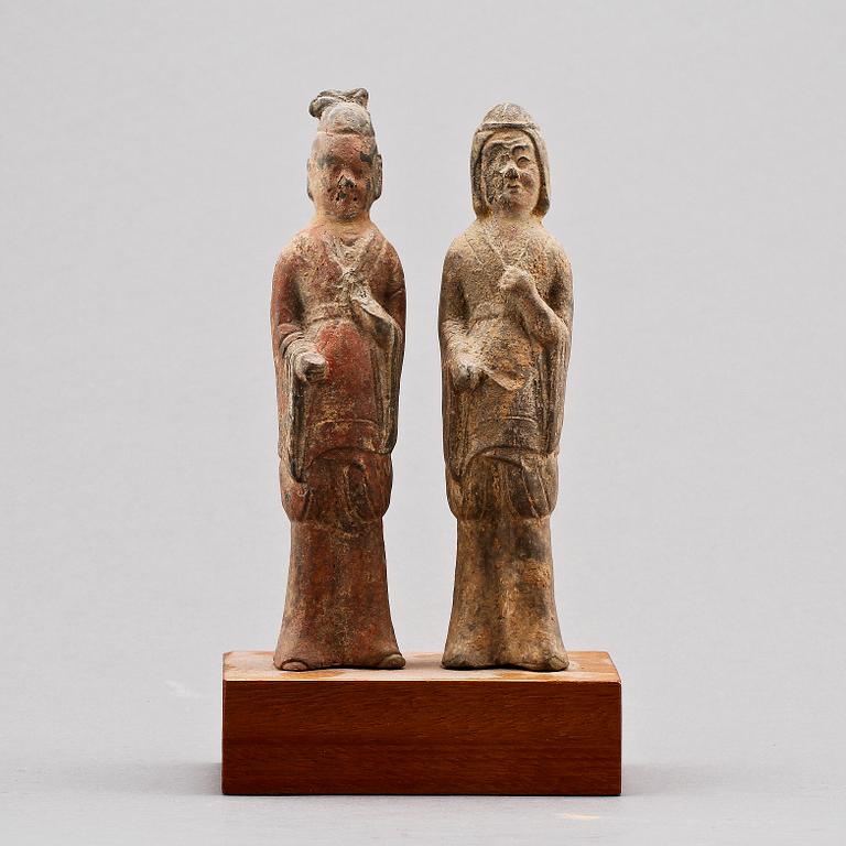 FIGURINER, 2 st, lergods, Kina, troligen Tang(618-906).