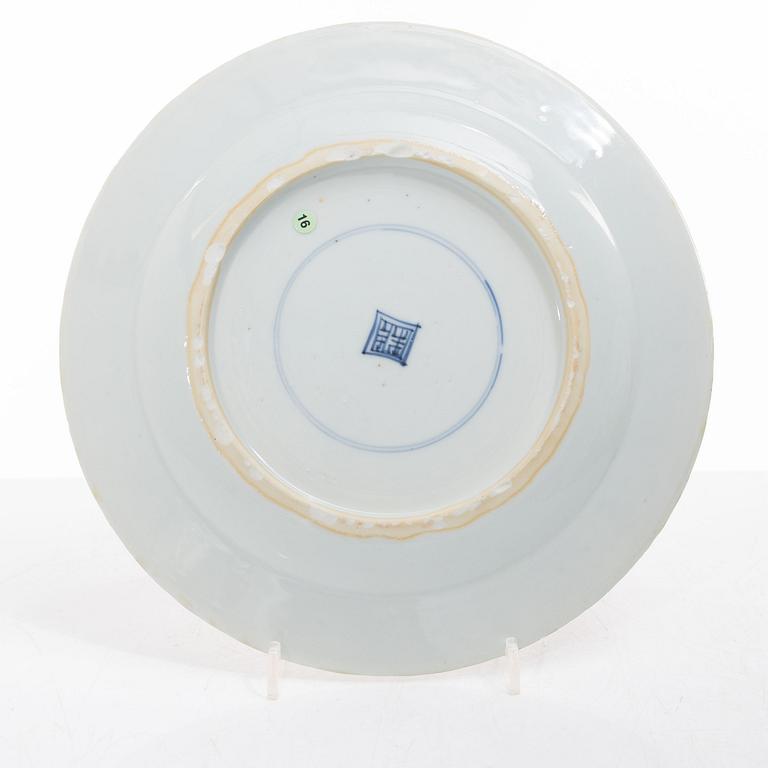 Tallrikar, fyra stycken, porslin, Kina, 1700-talets första hälft.