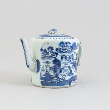 Two teapots with cover, Qing dynasty, late 19th century.