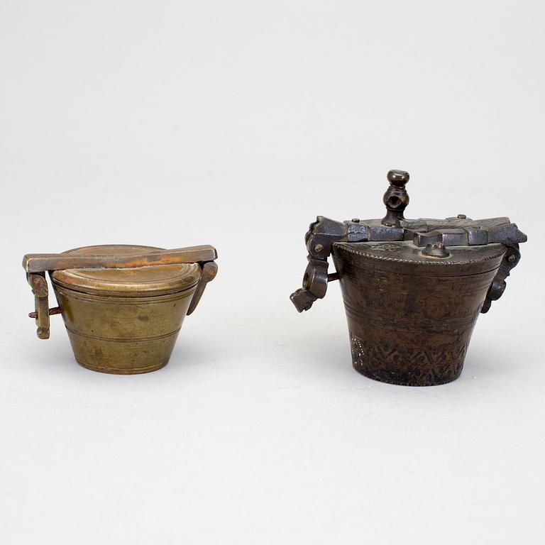 VIKTSATSER, 2 stycken, mässing, en 1700-tal med dubbelslagen datering samt en daterad 1863.