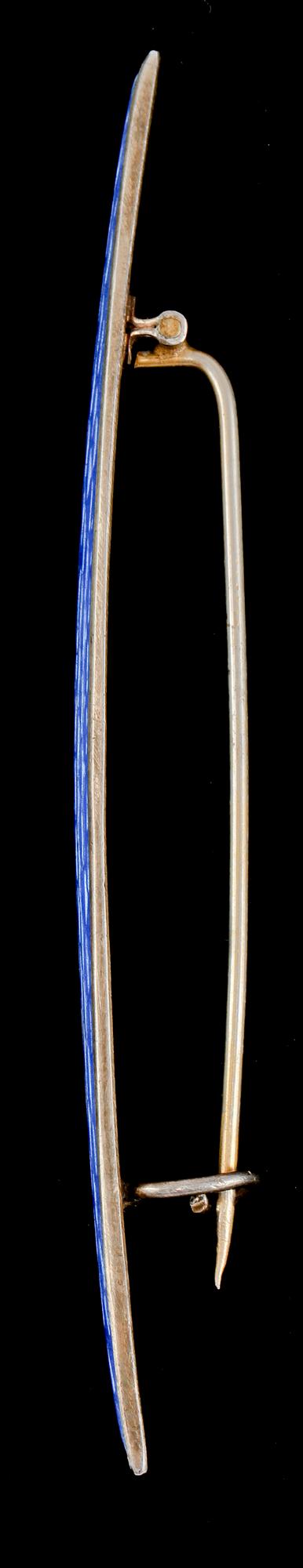 BROSCH, förgyllt silver med blå emalj, CG Hallberg, Stockholm, 1925. Vikt 5 g.