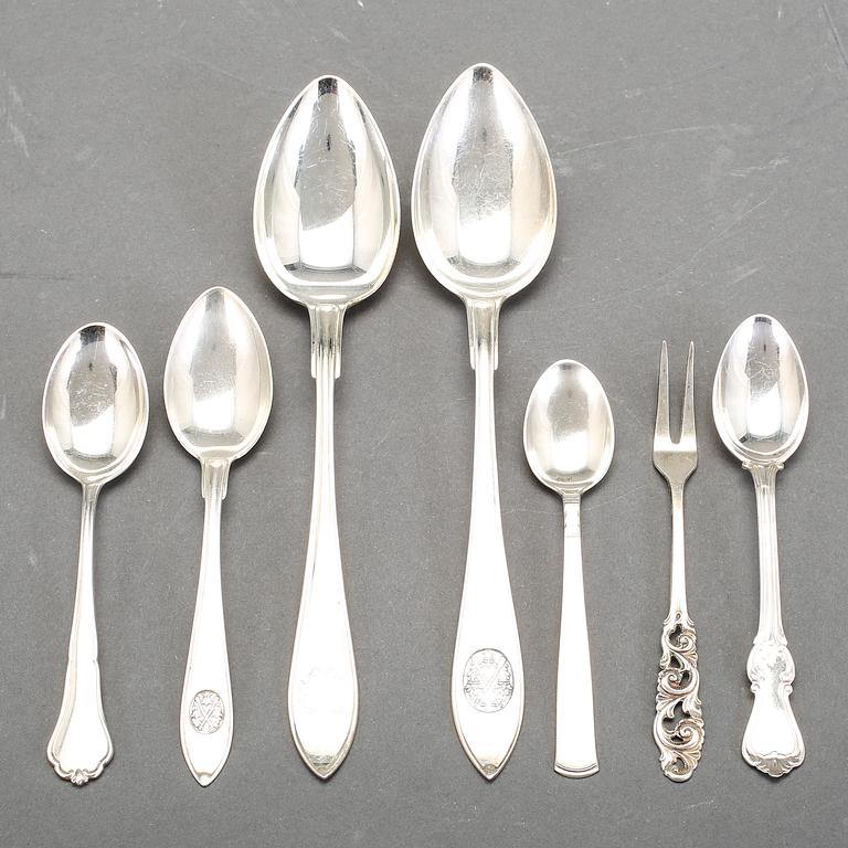 PARTI SILVER, mestadels kaffeskedar. Bl a "Rosenholm", GAB, Stockholm 1939. Total vikt ca 754 gram.