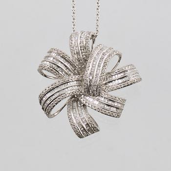 HÄNGE, 18K vitguld med briljant och baguettslipade diamanter 1.36 ct. Vikt 10,8 gram.