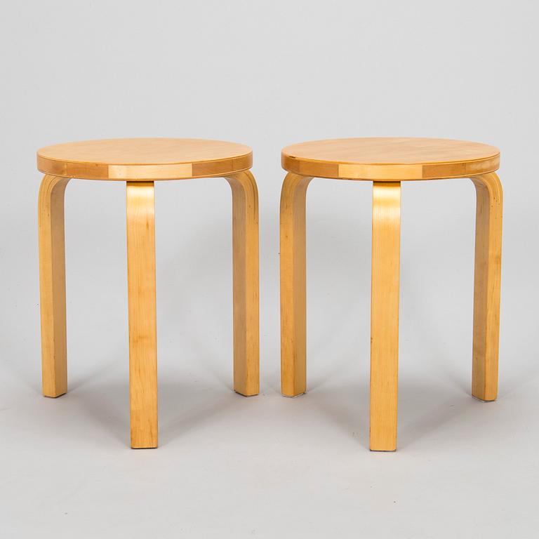 Alvar Aalto, jakkaroita, 2 kpl, E60, Artek 1960-luku.