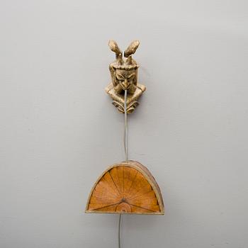 VÄGGLAMPA, Asien, trä och skinn. 1900-tal.
