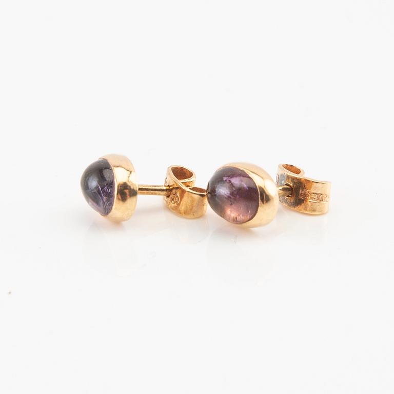 Two pairs of 18K gold earrings set with cabochon-cut stones.