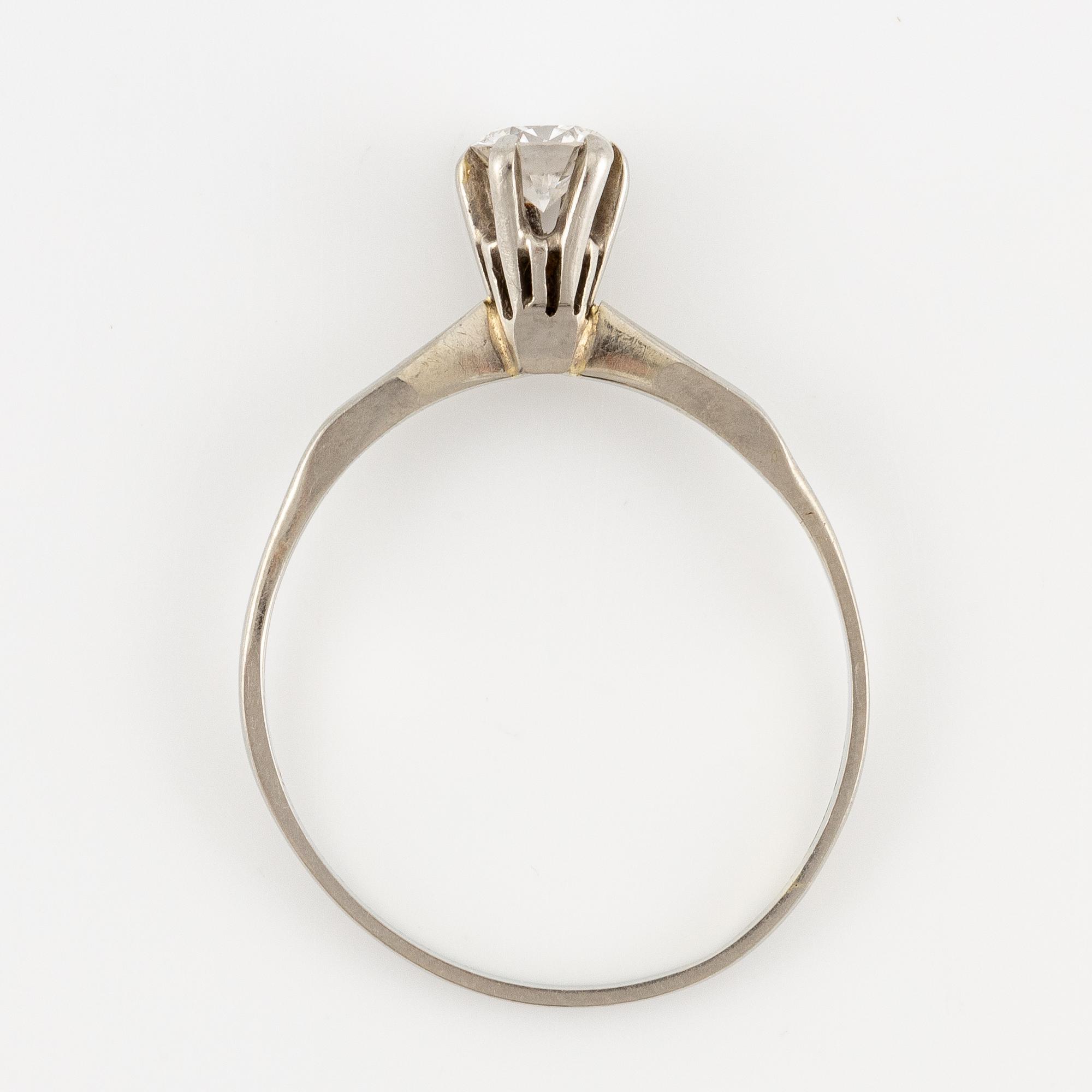 Ring 18K vitguld med briljantslipad diamant.